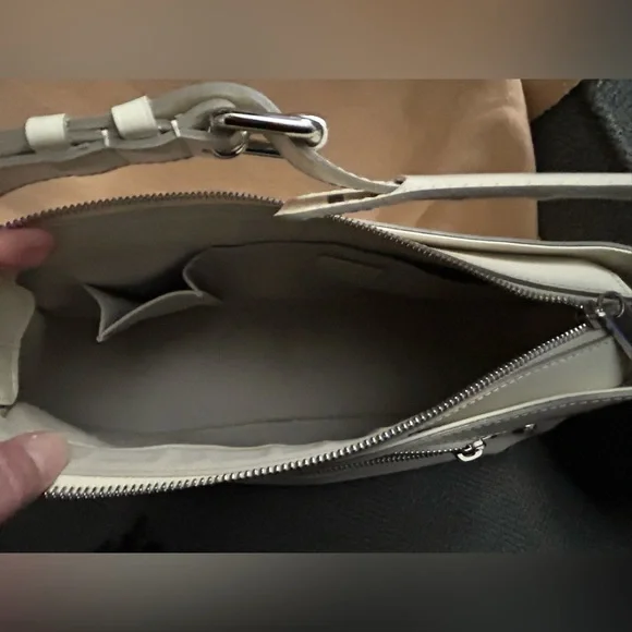 SOLD This is a gorgeous, authentic Louis Vuitton. Feel free to send offers. - Picture 4 of 16